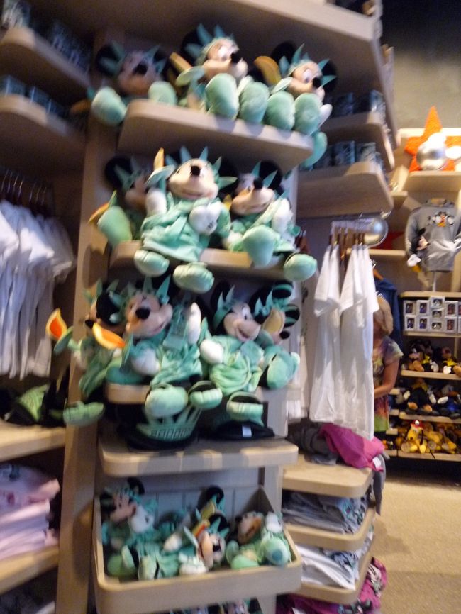 ＮＹ限定、自由の女神ミニー！<br /><br />ここでディズニー好きの後輩ちゃんが狂いだす・・・<br />えぇーと、じゃ、あと３０分後に集合ね。