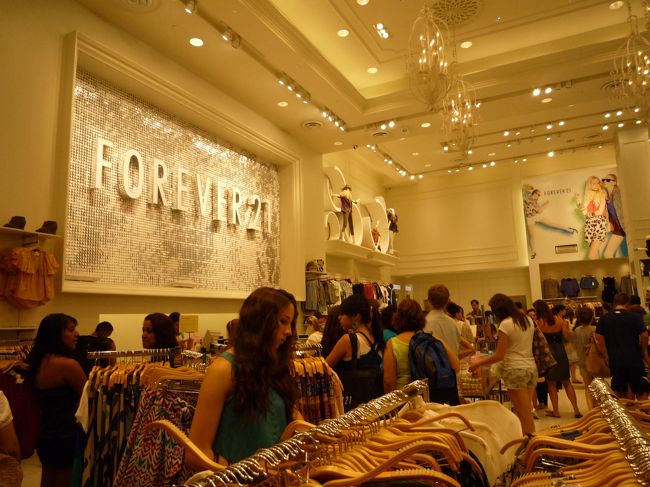 我らは、お隣のフォーエバー２１へ。<br />本家本元！ここで私達も狂いそうになるが、何とか留まる。。。