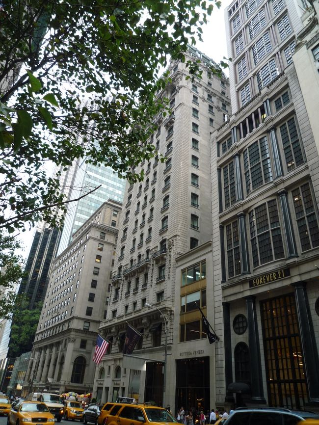 集合して５番街方面へ。<br />建物の雰囲気が全然違う。<br /><br />途中、アバクロ本店での入店待ちの行列をみてビックリ！<br />お膝元だからかねー