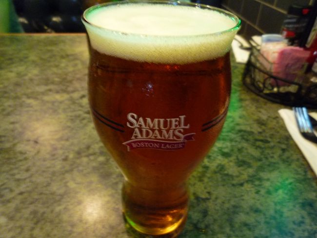 今日は良く歩いたし、何より暑さにやられた・・・<br />もうレストランに行く気力もなく、ホテルの隣にあったダイナーでディナー。<br />急に大粒の雨が降ってきたから、丁度良かったかも。<br /><br />まずは、ビールから！<br />ぷはぁーーーウマっ！！！<br /><br />