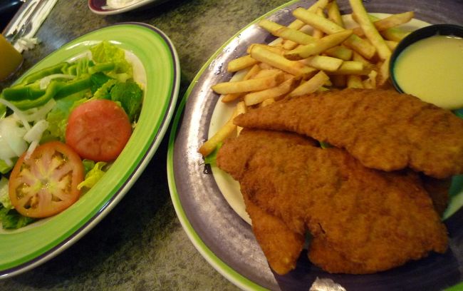 お腹が空いたというより、疲れたが先にくる我ら。<br />ぐったりしながらも、サラダとチキンフィンガーをシェア。