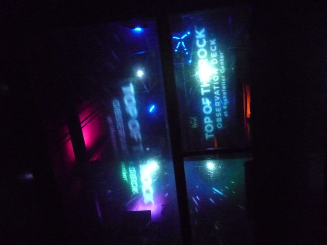 棒の様な足を引きずりつつ・・・<br />トップ・オブ・ザ・ロック展望台へ。<br />ここもＣｉｔｙ Ｐａｓｓにチケットが含まれるから、チケット売場はスルー。<br />と言っても、ｃｌｏｓｅギリギリだし雨降った後だから、全然人がいない・・<br />