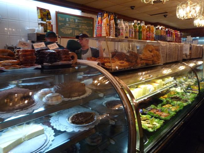 ９時過ぎだったから空いてるかなと思ったら、大間違い！<br />１０人位並んでたかな。<br />日本人だとわかると、日本語メニューを渡してくれたのは店長さん？