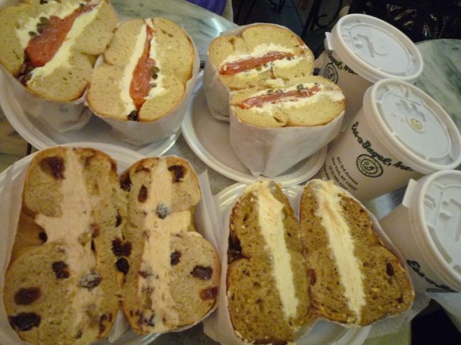 プレーンベーグルにＣＣ＆スモークサーモン、アップルシナモン、アップルウォールナッツ。<br />これを４人でシェア。<br />ベーグルもＣＣもめちゃめちゃおいしぃ！