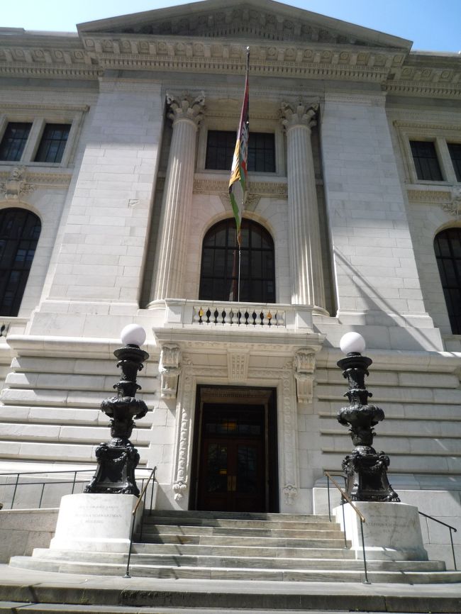 続いては、『ニューヨーク市立図書館』（裏口だけど・・）