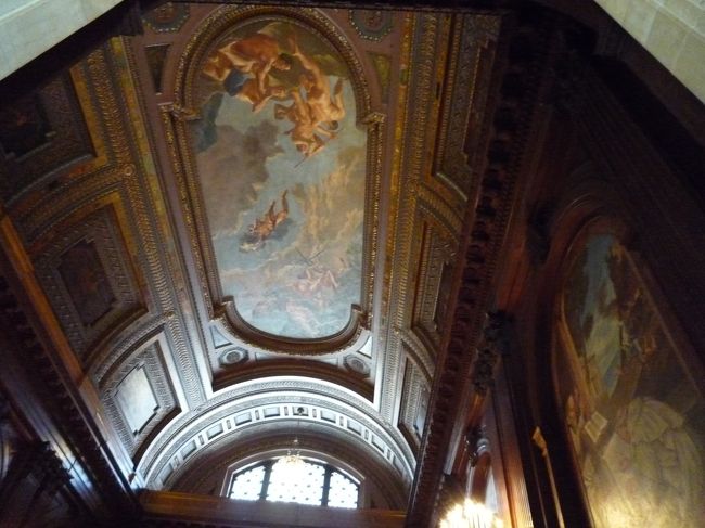 廊下にも天井画まであって、ここはホントに図書館！？