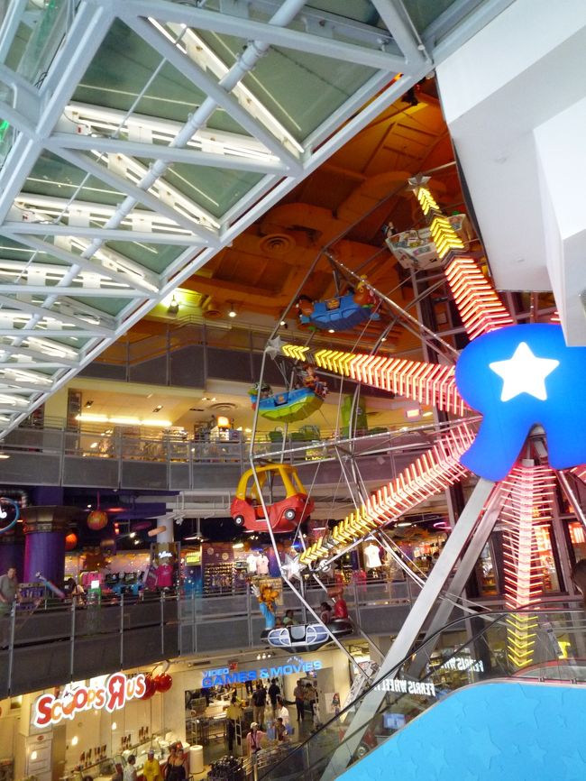 ＳＡＴＣ公式グッズが買える『ＨＢＯ Ｓｈｏｐ』を立ち寄り、またまたタイムズスクエア近辺へ。<br /><br />トイザらスの店内。<br />観覧車があるよー！スゴイ！