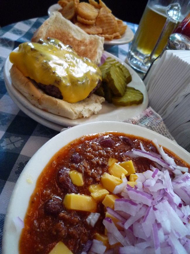 チリ＆チーズバーガー＆ポテト！<br />このチリもバーガーも最高！