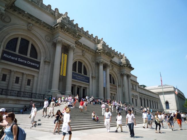 お腹いっぱいになったとこで、近くにあったドラッグストアでコスメ物色後、メトロポリタン美術館へ。<br /><br />ここは、“ゴシップガール”の中でＳやＢ達がランチをしていた階段！