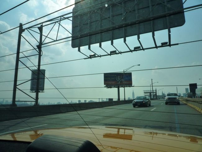 ホテルからタクシーで。<br />４人分のスーツケースなんて乗るの！？って思ってたけど、イエローキャブはすごかった！<br />余裕で大きいスーツケースが４つ、無事収納されました。。<br /><br />バイバイ、マンハッタン！<br />また来るね〜