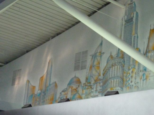 ＡＡの職員やＪＦＫの職員・・・<br />ちょっとー、手際が悪すぎなんじゃないのー？？<br />荷物預けるにも、保安検査するにも長蛇の列。<br />ここで何時間ロスしたことか。。<br />空港へ早く着いて良かった！<br />みなさんご注意を。<br /><br />並んで暇だったから、ターミナル８の壁をパチリ。<br />世界中の都市のシンボルが描かれてるんだけど、東京はフジテレビ？