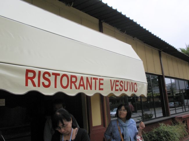 昼食のレストラン。<br />ﾎﾟﾝﾍﾟｲの入り口に近かったです。