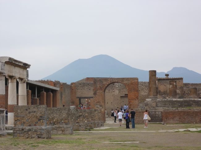 ジュピター神殿の左側に建物があり、発掘された壷や像などが置いてありました。