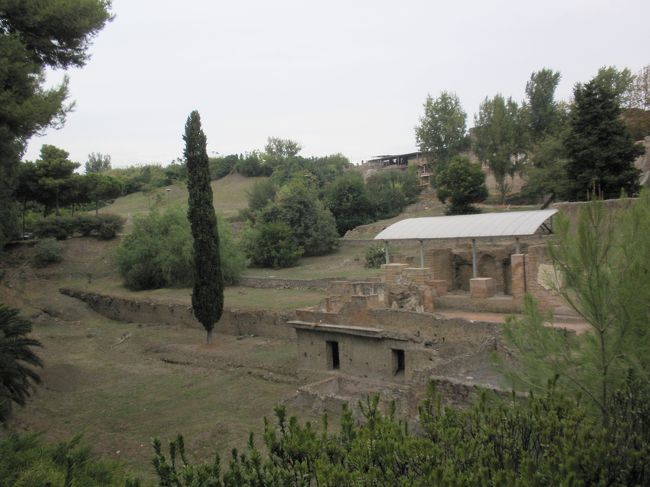 　ゲートから入ると緑豊かな中に建物があります。