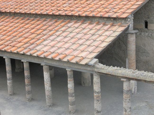 秘儀荘<br />屋根瓦は最近のもの