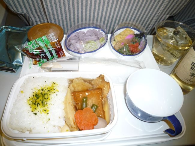 さっき、ラウンジでガッツリ食べたからアテ程度に。<br />お酒が無料なことに、改めて感動☆<br /><br />この前のＮＹはＡＡ便だったからお酒が有料だった・・・<br />http://4travel.jp/traveler/mitsubachimaaya/album/10602829/