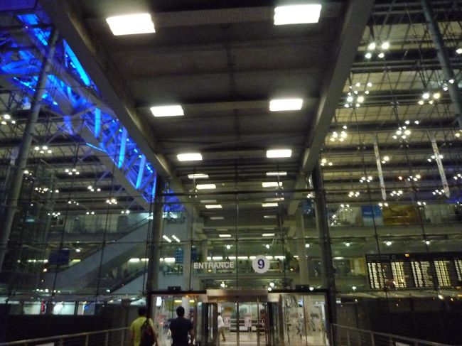 バンコク　スワンナプーム国際空港到着！<br />初タイ上陸！<br /><br />この空港は眠らない空港、２４時間空港。<br />空港とは思えないブルーのネオンにテンション↑↑