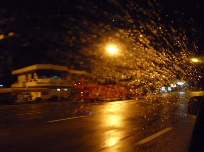 ＡＯＴリムジンでホテルへ。<br />途中、後輩を別のホテルに落とし、我らのホテルへ<br /><br />雨季だけに到着時のお天気は雨。<br />夜に降ることが多いのだとか。<br />これからルーフトップバーに行こうと思ってたのに・・・