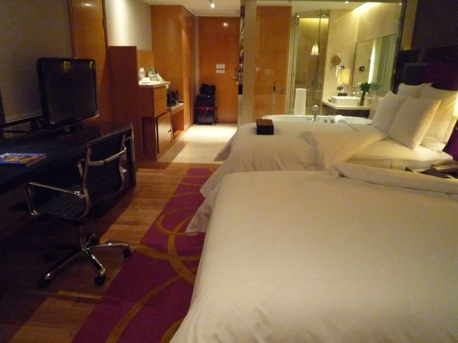 今回のお宿は５☆マリオット系　『Ｒｅｎａｉｓｓａｎｃｅ Ｂａｎｇｋｏｋ Ｒａｔｃｈａｐｒａｓｏｎｇ Ｈｏｔｅｌ』<br /><br />２０１０年１月ｏｐｅｎでキレイそうだし、朝食付き１泊１室込み込みで￥１０，０００以下。<br />しかもスカイウォークや駅から近かったから決定！