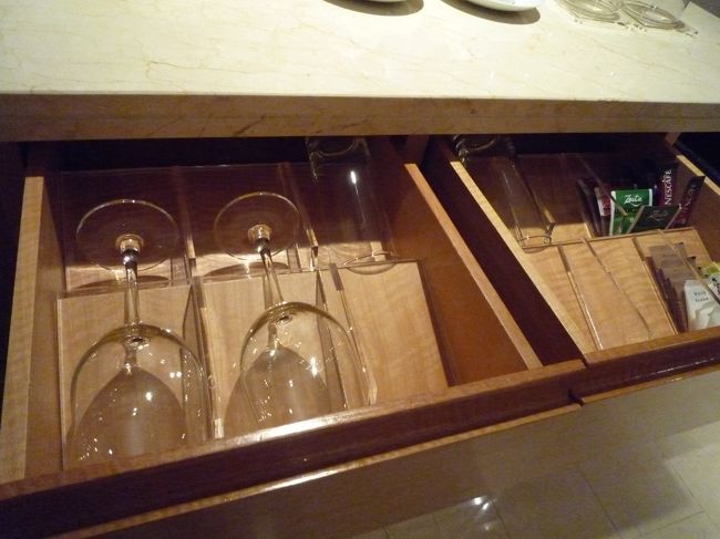 カップや電気ポット等一通りの備品は揃ってるし、ワイングラスまで揃ってるのがＧｏｏｄ！