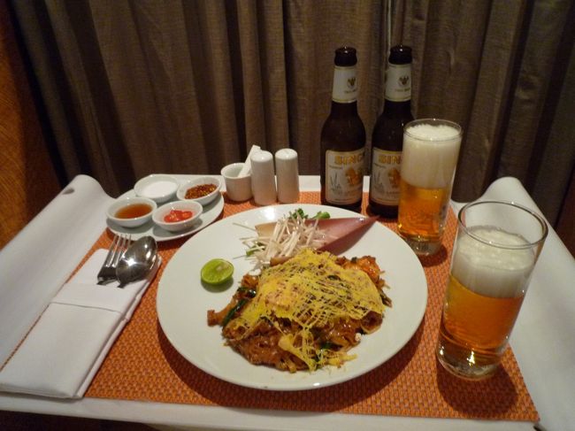 ホントは夜の街に繰り出す予定だったけど・・・<br />雨降っちゃったから、大人しくお部屋で過ごすことに。<br />で、ルームサービスのパッタイ！<br />初タイで初タイフード、おいしかった〜☆