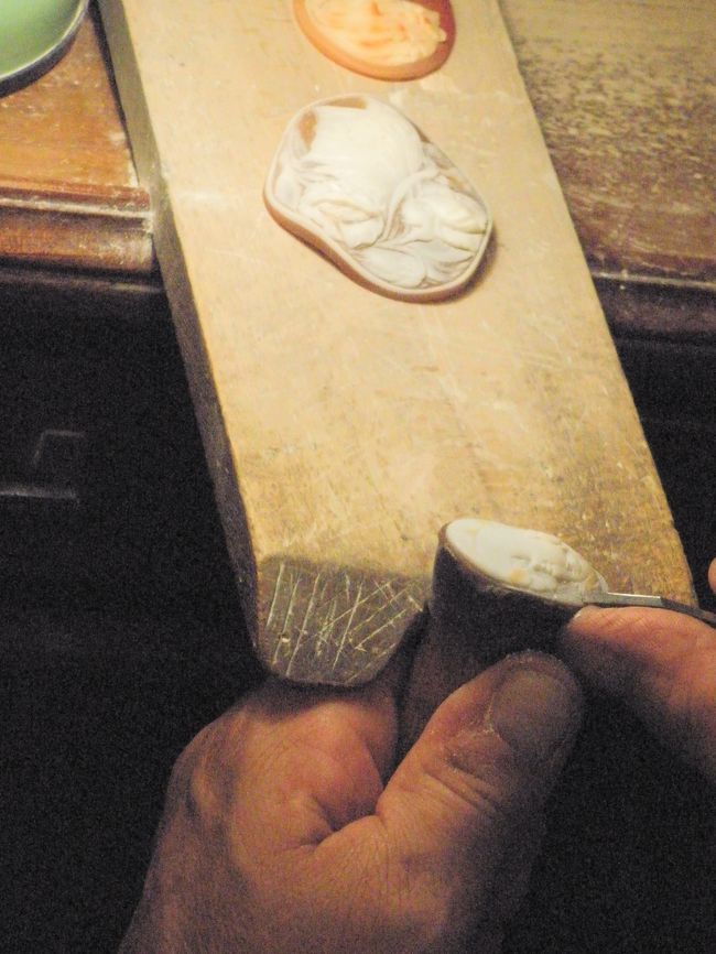 カメオを彫る実演がありました。