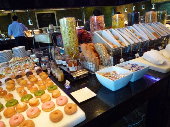 ☆２ｎｄ Ｄａｙ☆<br /><br />ホテルの楽しみの一つ、朝食。<br />☆数の多いホテルだけあって、期待大！！<br /><br />パンの種類も多いし、パンケーキやワッフルもその場で焼いてくれます。<br />ハムやチーズ、熱々のベーコンやソーセージ、新鮮な野菜やフルーツのビュッフェ。