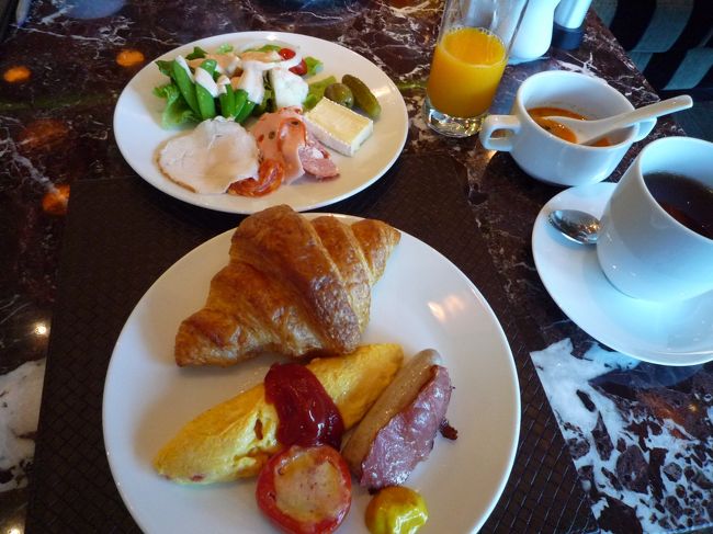 で、選んだのがこれ！<br />いつもはこんなに食べないんだけどな・・・<br />全部が美味しそうでつい。<br /><br />その中でもこのクロワッサンが超ウマっ！！<br />パリで食べたクロワッサンみたーい！<br /><br /><br />パリで食べたクロワッサンはここ！<br />http://4travel.jp/traveler/mitsubachimaaya/album/10482437/