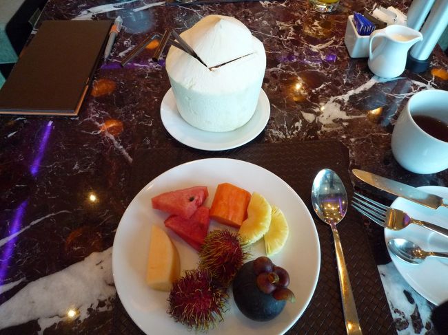 〆はココナッツジュース＆フレッシュフルーツで。<br /><br />ホテルの朝食でココナッツジュースが飲めるだなんて、なんて贅沢☆<br />初ココナッツジュースのお味は・・・うーん、外でノドが渇いてる時に飲んだらおいしいかな（苦笑）