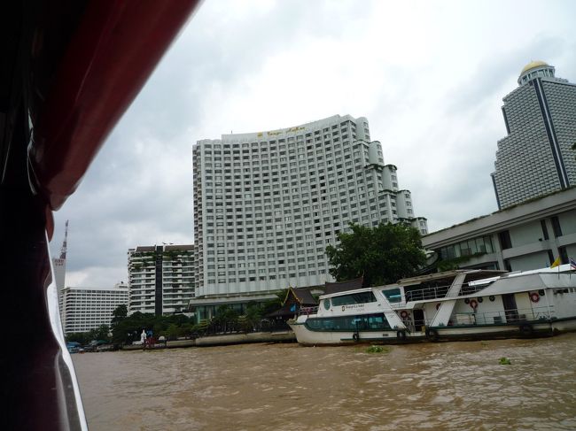 チャオプラヤー・エクスプレスで、目指せ！ワット・ポー！<br />確かに川は渋滞知らずだね。<br /><br />右手にはシャングリ・ラ・ホテル。