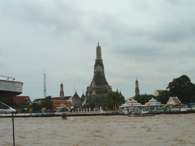 ターティエン船着場に到着！<br />対岸にはワット・アルン（暁の寺）が先に登場！