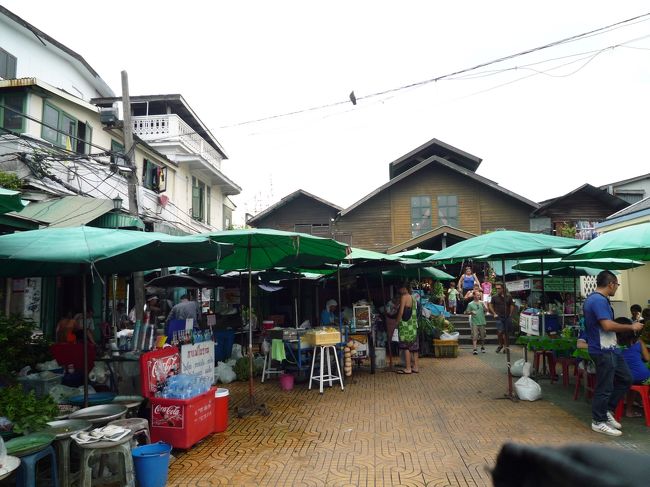 船着場の外にはマーケットや屋台が。