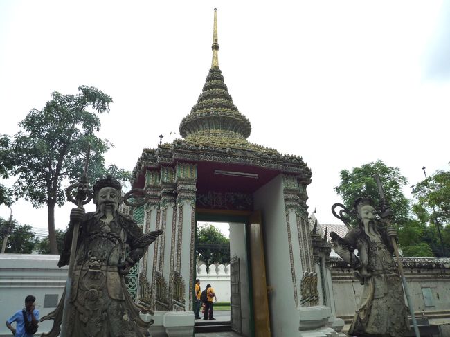 ワット・ポーの入口。<br /><br />ワット・ポーとは、<br />バンコク最古の歴史を誇る格式の高い寺院。
