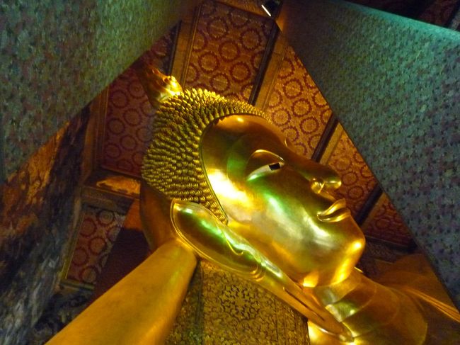 大涅槃仏。<br />全長４６ｍ、高さ１５ｍ。<br />レンガと漆喰で形が作られ、金箔で覆われているんだって。<br />悟りに達したブッタは、半眼で微笑み堂内に横たわる。。。