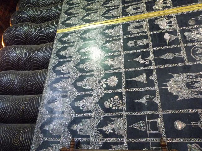 足の裏には、螺鈿細工で仏教の世界観を表す１０８図が描かれているんだって。