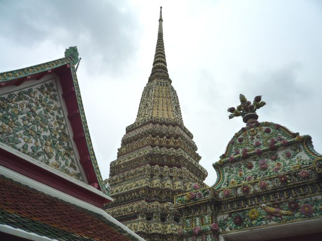 敷地内には、すばらしい装飾の建物がたくさん。