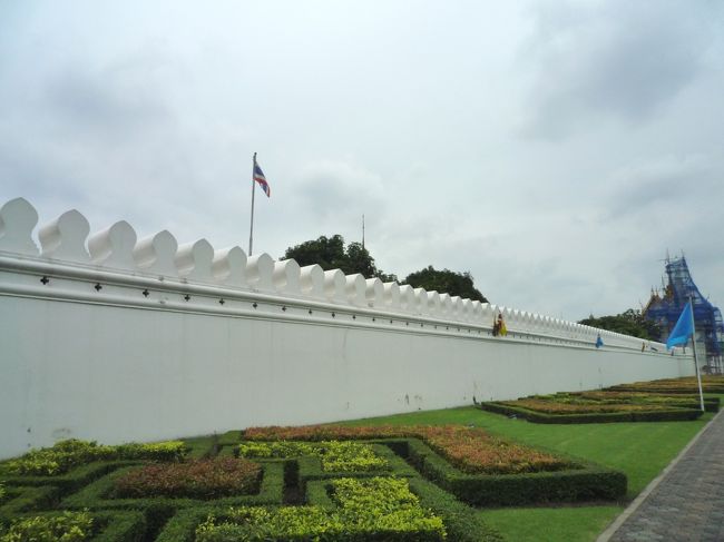 ワット・ポーからワット・プラ・ケーオまで徒歩。<br />途中王宮が出現！<br /><br />少し距離があるから、ここはトゥクトゥクに乗っても良かったかも。