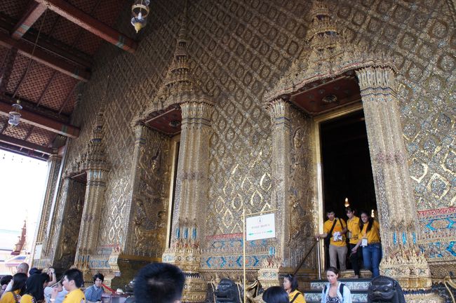 ワット・プラ・ケーオの本堂。<br />外壁は金箔とモザイク、内部は壁画で覆われているんだって。<br /><br />