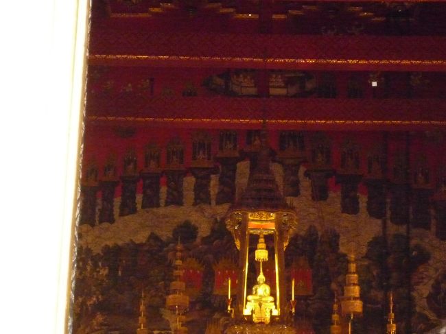 エメラルド色の翡翠でできた仏像、通称“エメラルド仏”。<br />内部は撮影禁止の為、外からズームで。<br /><br />高さ６６ｃｍ、幅４８．３ｃｍって小さい！<br />エメラルド仏がまとう黄金の衣は季節によって３回替わるんだって。