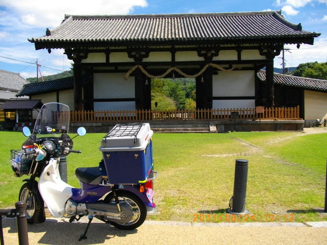 転害門で、市内の地図を確認。ここから西へ向かうと今回一つの目的の平城京跡地へ向かうことを確認。昼食のため、奈良公園方面へ向かいます。