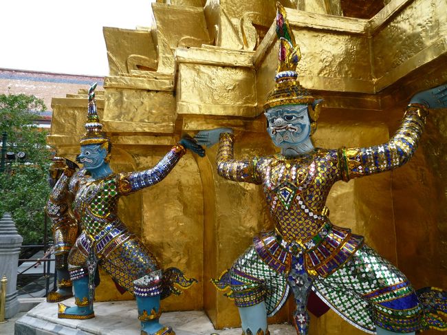 金ピカの建物に色んな表情の像がたくさん！<br />観てて飽きないなー。<br />こちらは、モック？