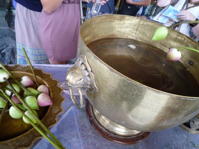 ハスの花の蕾と聖水でお清め。