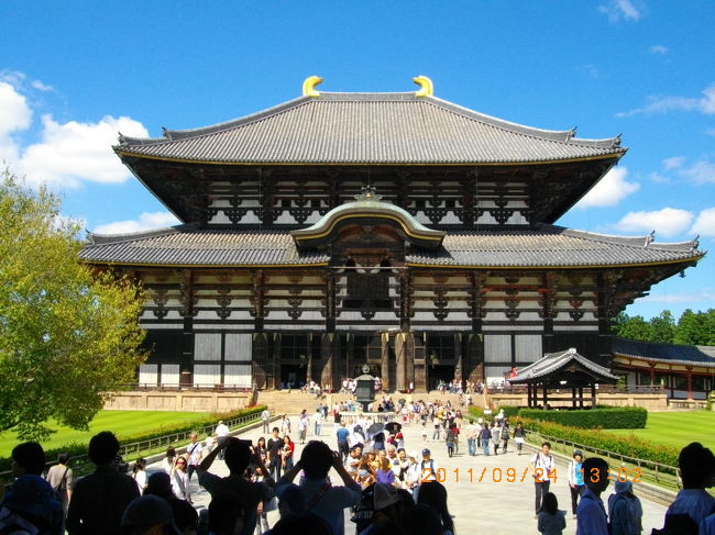 やっぱり東大寺の本堂は大きい。バックの青空がきれいです。大仏さまはここからお参りします。南無阿弥陀仏、南無阿弥陀仏。