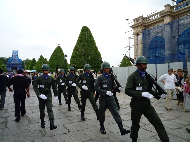 ワット・プラ・ケーオは、王室守護寺院。<br />軍隊が護衛してるのかな？