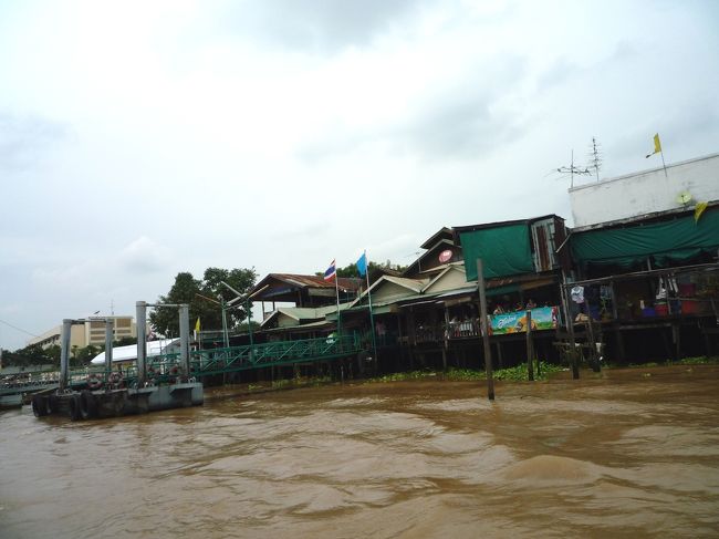 タイにゆっくりしにきたはずの我ら、やっぱ時間に限りがありまーすの現実。。<br />ここで市内観光終了！結局２つしか行けなかった。。<br /><br />チャオプラヤー・エクスプレスで川を下ります。<br /><br />