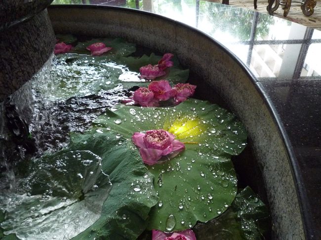 ハスの花がアジアンっぽさを演出。