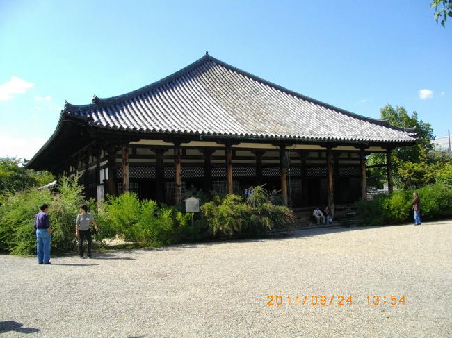 元興寺の本堂です。ここだけ見ていると、なぜこれがこれが世界遺産と思いたくなりますが。逆光で瓦の色まではわかりません。