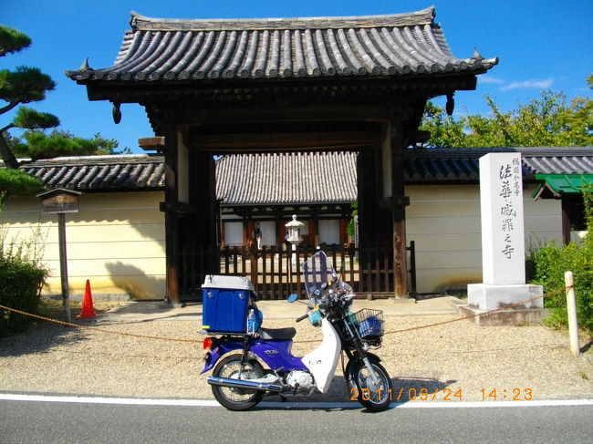 平城京跡へ向かう途中にある法華寺の門。