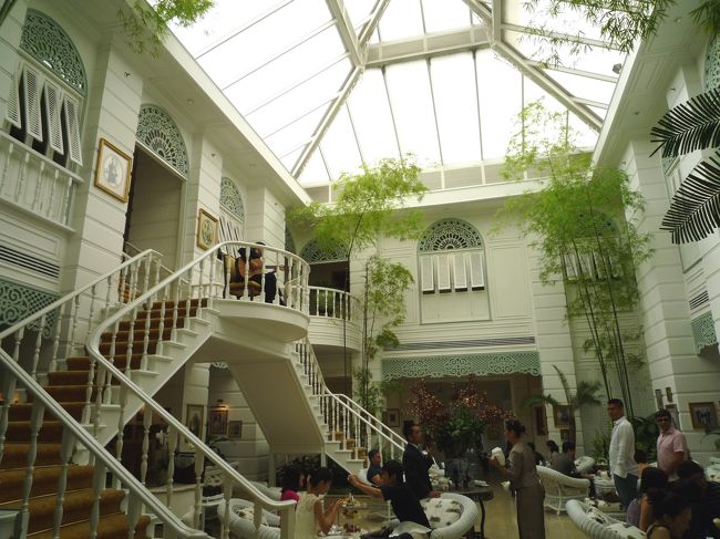 今回のミッションは、『オーサーズ・ラウンジ』でのアフタヌーンティー。<br /><br />“サヨナライツカ”の舞台になった、オーサーズ・スイートは、この階段の奥。<br />ギターの生演奏がステキな空間を演出。<br />何だか切なさがこみ上げてくるけど・・・今の我らには食い気の方が（笑）