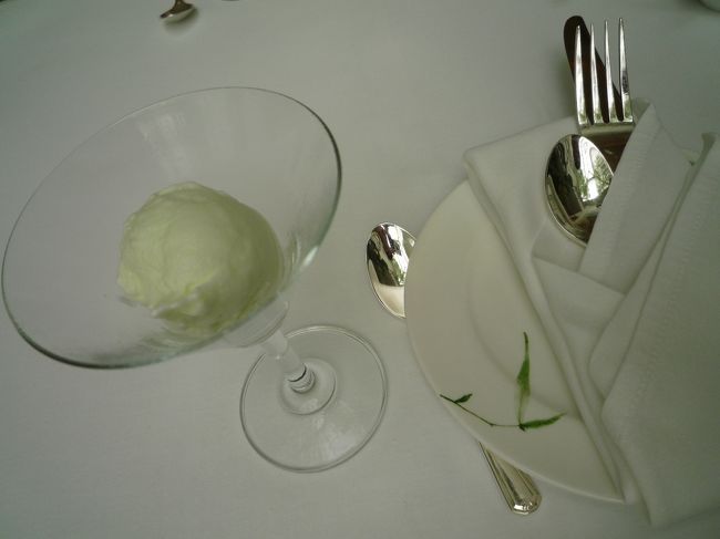 まずは、ライムジンジャーシャーベットでノドを潤して。<br />スッキリしてておいしぃ！